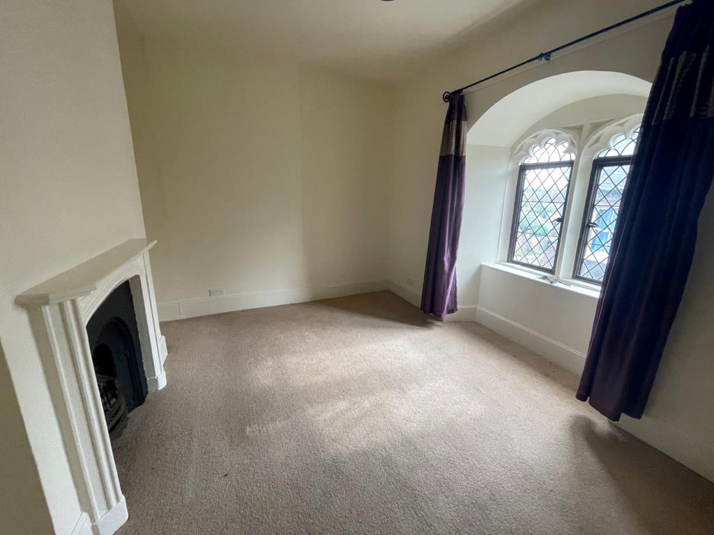 Lot: 52 - THREE-BEDROOM CITY CENTRE RIVERSIDE PROPERTY - room